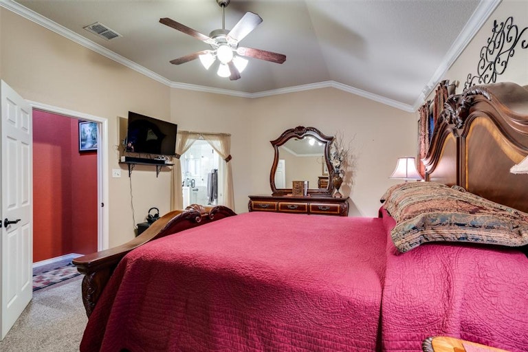 Photo 20 of 35 - 10304 Fossil Valley Dr, Fort Worth, TX 76131