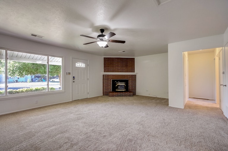 Photo 10 of 23 - 541 W D St S, Dixon, CA 95620