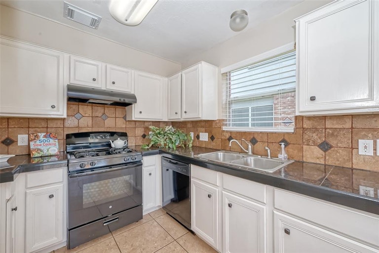 Photo 20 of 42 - 8706 Fondren Village Dr, Houston, TX 77071
