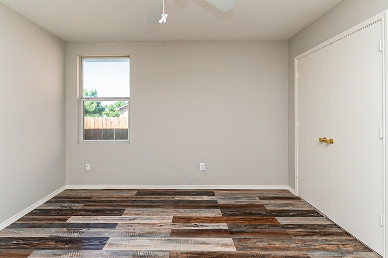 Photo 24 of 27 - 610 Silvertop Rd, Arlington, TX 76002