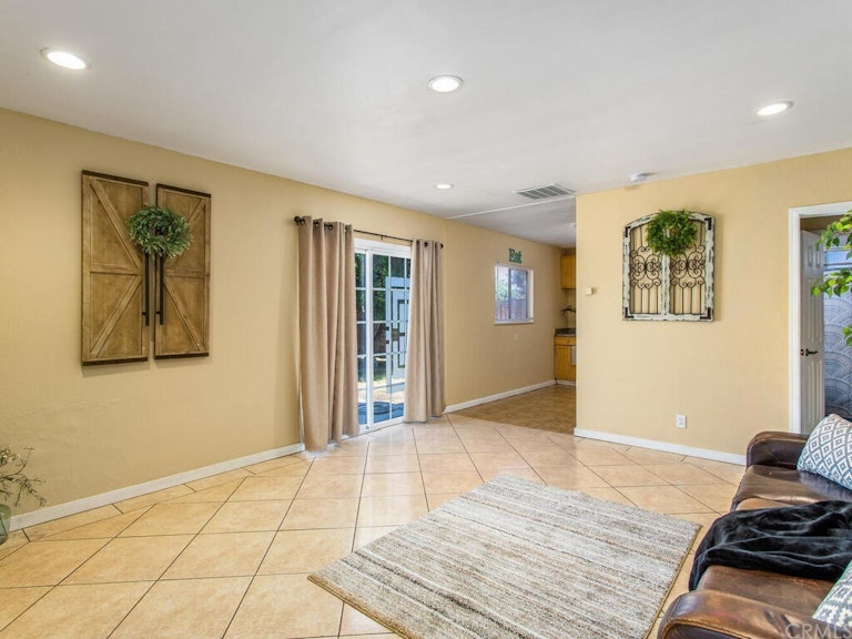 Photo 3 of 23 - 6705 Lynwood Way, Highland, CA 92346
