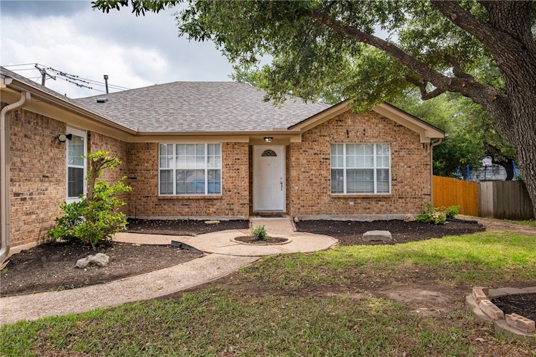 Photo 2 of 27 - 3945 Eagles Nest St, Round Rock, TX 78665