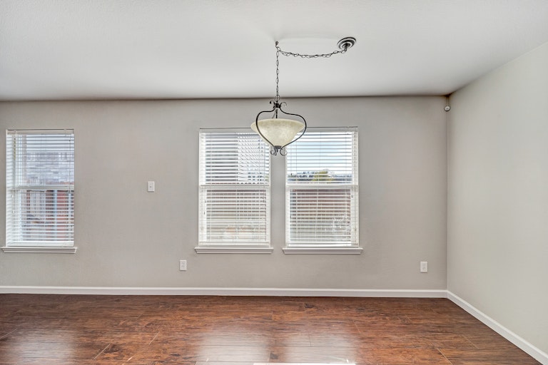 Photo 8 of 24 - 1374 Emily Ct, Burleson, TX 76028