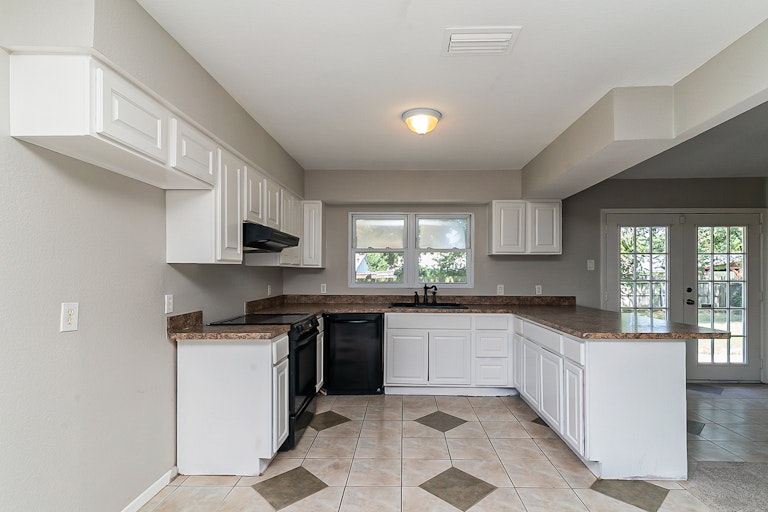 Photo 4 of 23 - 638 Michael Dr, Grand Prairie, TX 75052