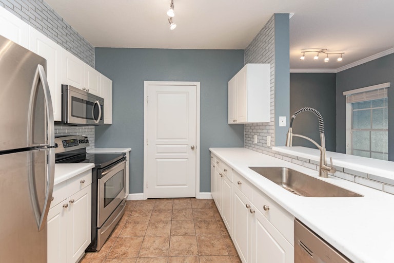 Photo 4 of 20 - 1502 Marsh Cove Ct #305, Tampa, FL 33619