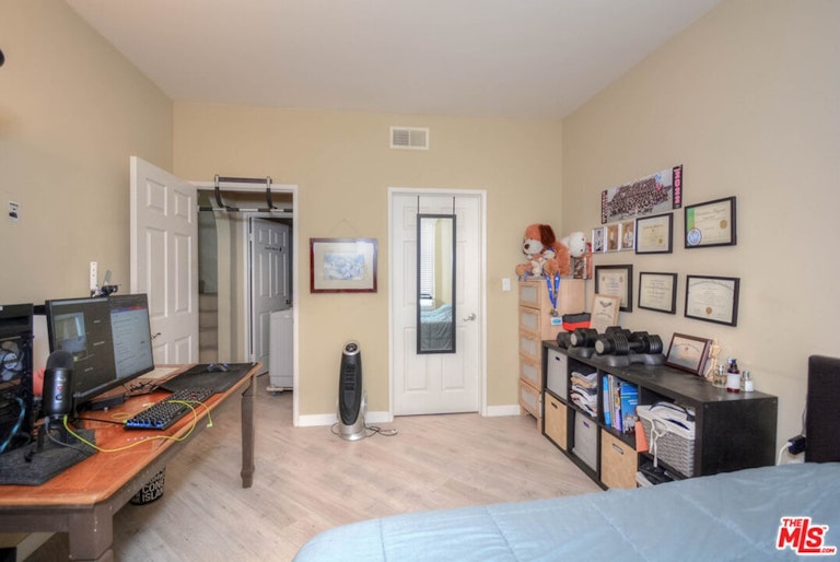 Photo 14 of 31 - 620 S Gramercy Pl #426, Los Angeles, CA 90005