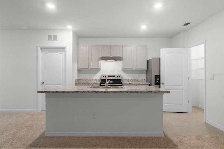 Photo 17 of 40 - 729 Squires Grove Dr, Winter Haven, FL 33880