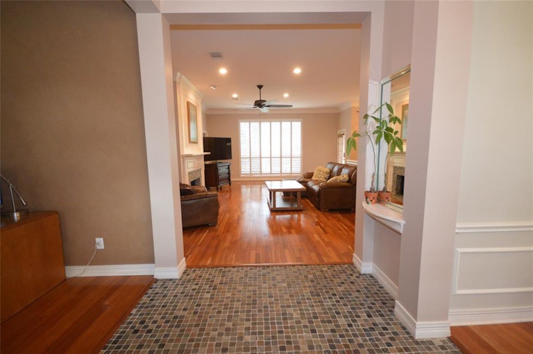 Photo 5 of 44 - 5003 Kingsland Ct, Sugar Land, TX 77479