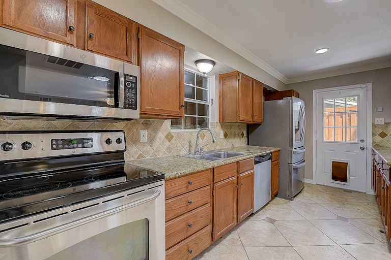 Photo 4 of 29 - 3470 Timberview Rd, Dallas, TX 75229