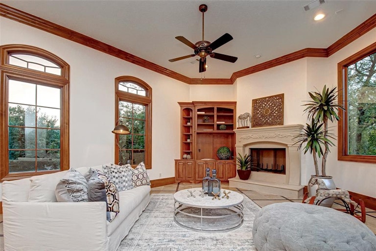 Photo 7 of 23 - 35 Grand Regency Cir, Spring, TX 77382