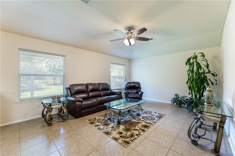 Photo 18 of 33 - 3216 Winding River Trl, Round Rock, TX 78681