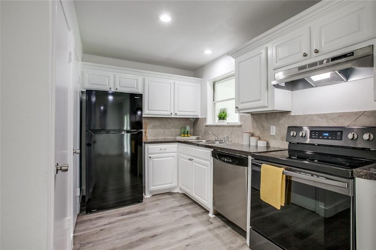 Photo 2 of 33 - 9130 Woodshore Dr, Dallas, TX 75243