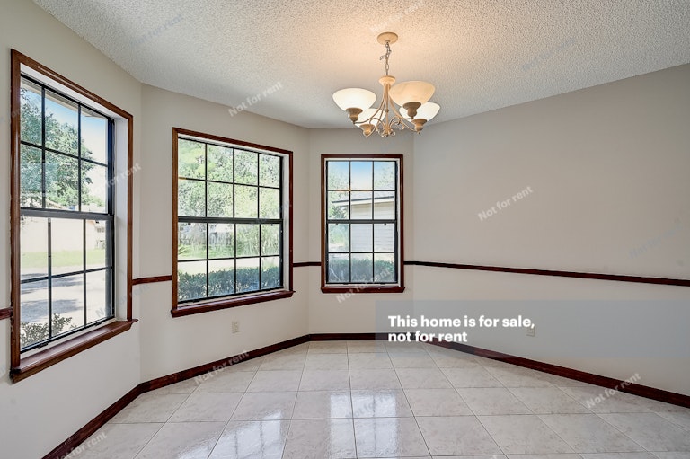 Photo 5 of 32 - 8460 Rockridge Dr, Jacksonville, FL 32244