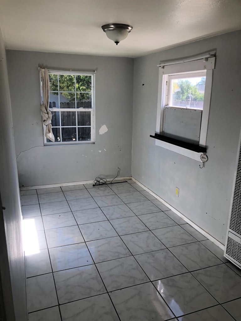 Photo 13 of 19 - 5080 Enrico Blvd, Sacramento, CA 95820