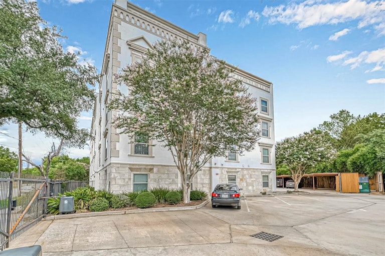 Photo 21 of 21 - 3501 Chenevert St #17, Houston, TX 77004
