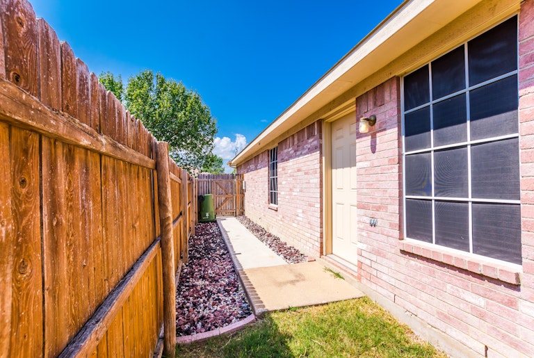 Photo 28 of 28 - 5717 Magnum Dr, Arlington, TX 76018