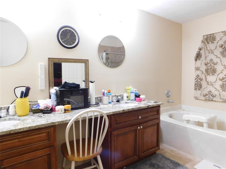 Photo 20 of 25 - 3910 Spring Meadow Dr, Pearland, TX 77584