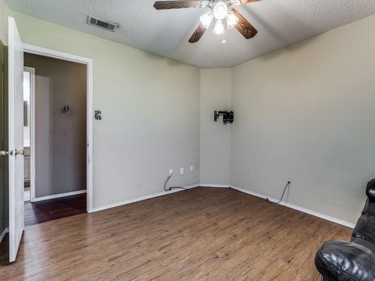 Photo 17 of 23 - 5309 Kingslink Cir, Fort Worth, TX 76135