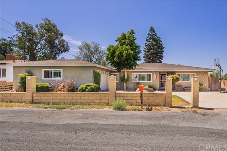 Photo 3 of 36 - 8832 56th St, Jurupa Valley, CA 92509