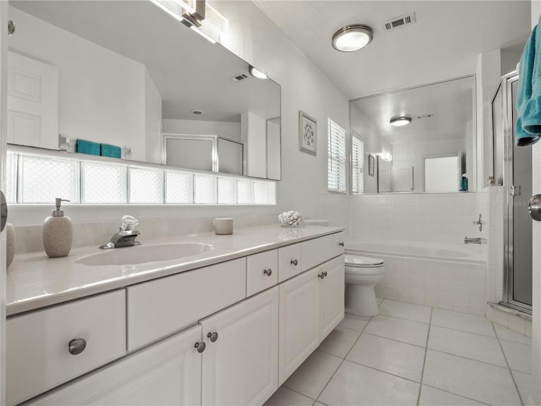 Photo 20 of 40 - 1026 Lake Davenport Blvd, Davenport, FL 33897
