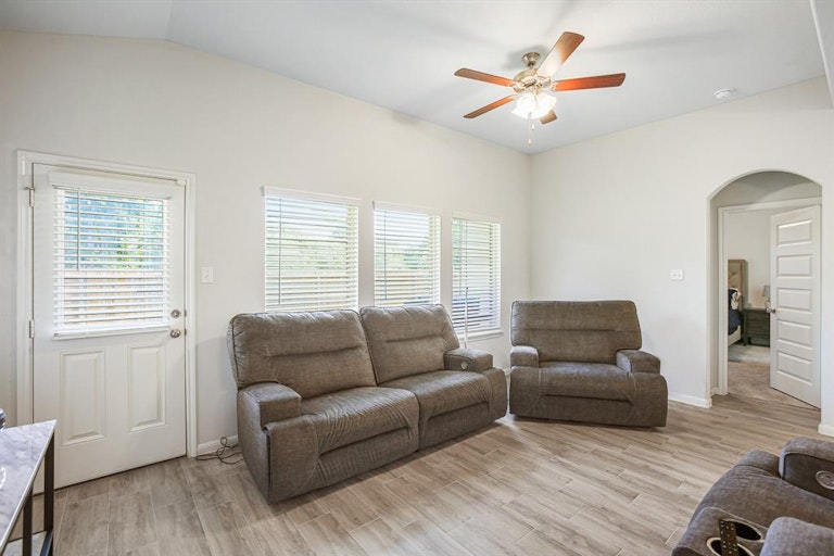 Photo 16 of 31 - 227 Murrieta Ln, Rosharon, TX 77583