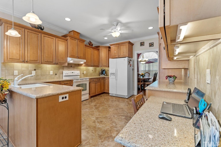 Photo 10 of 40 - 6103 Valentine St, Zebulon, NC 27597