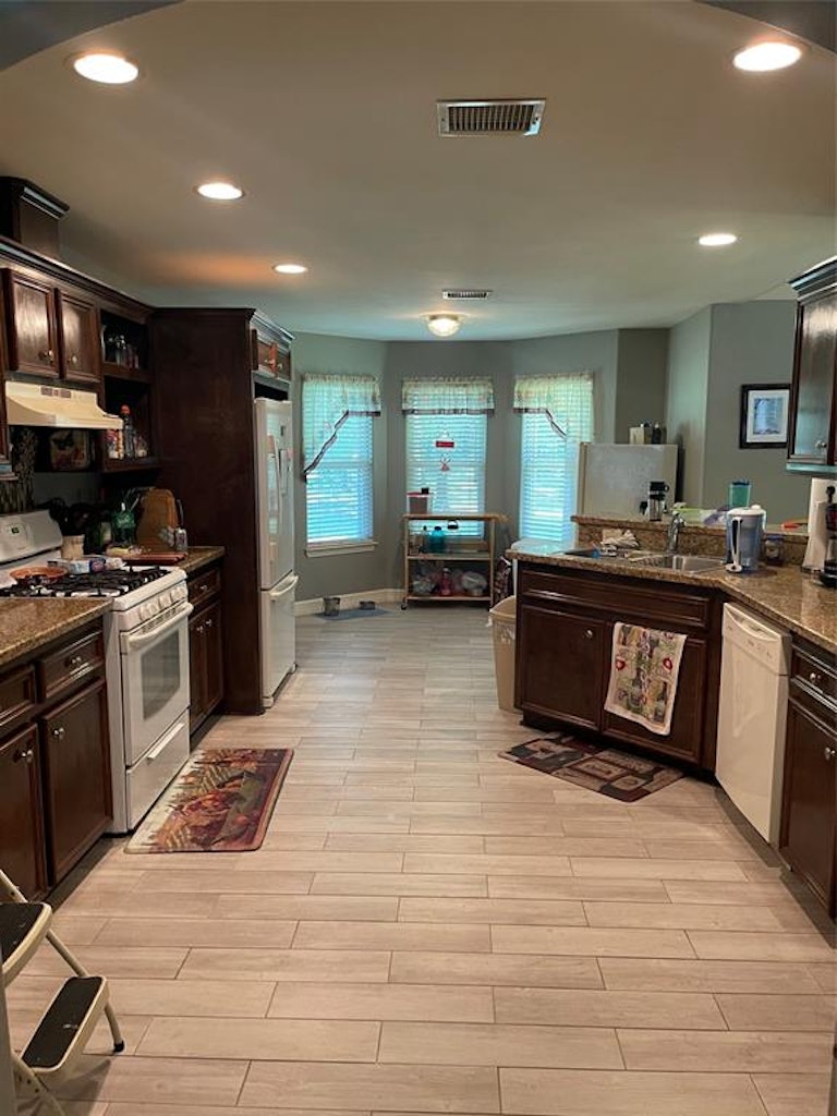 Photo 9 of 16 - 3688 White Oak Dr, Conroe, TX 77301