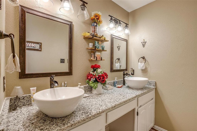 Photo 25 of 40 - 509 Arbor Lawn Dr, Burleson, TX 76028