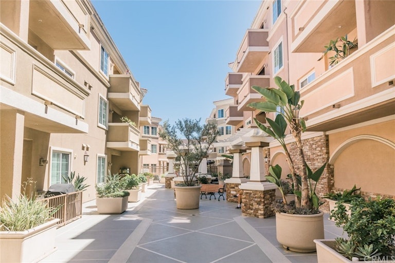 Photo 4 of 16 - 2750 Artesia Blvd #215, Redondo Beach, CA 90278