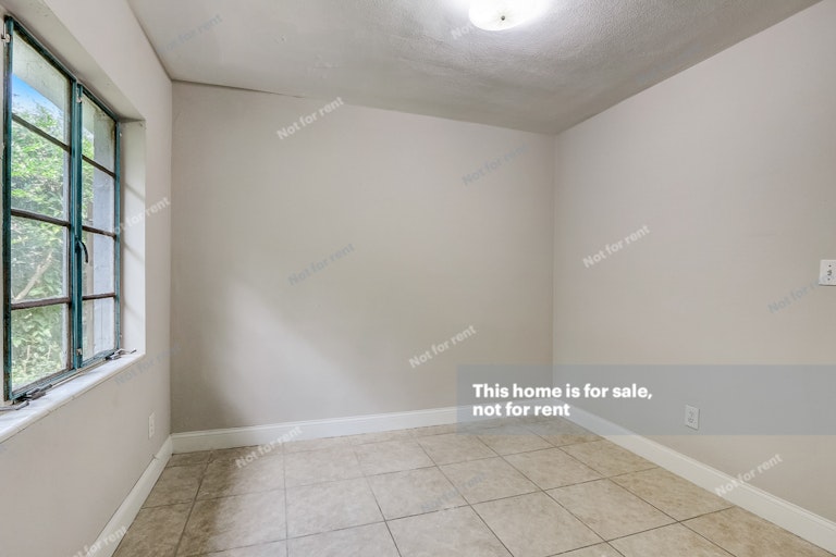 Photo 21 of 32 - 6438 Swallow Cove Rd, Jacksonville, FL 32211