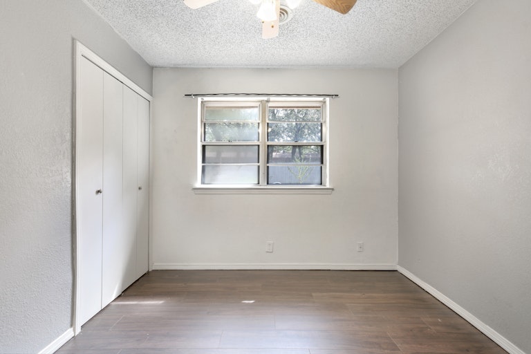 Photo 17 of 25 - 1241 King Dr, Bedford, TX 76022