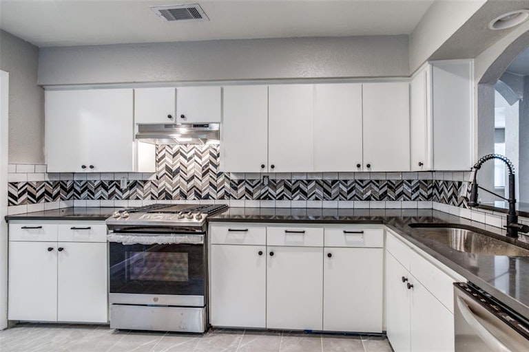 Photo 7 of 19 - 551 Cripple Creek Dr, Duncanville, TX 75116