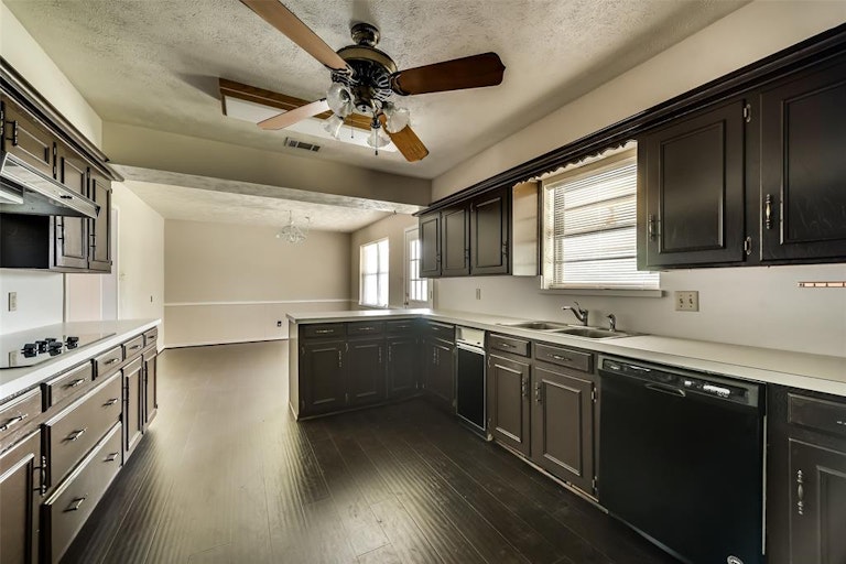 Photo 12 of 26 - 13 Lee Dr, Rockwall, TX 75032