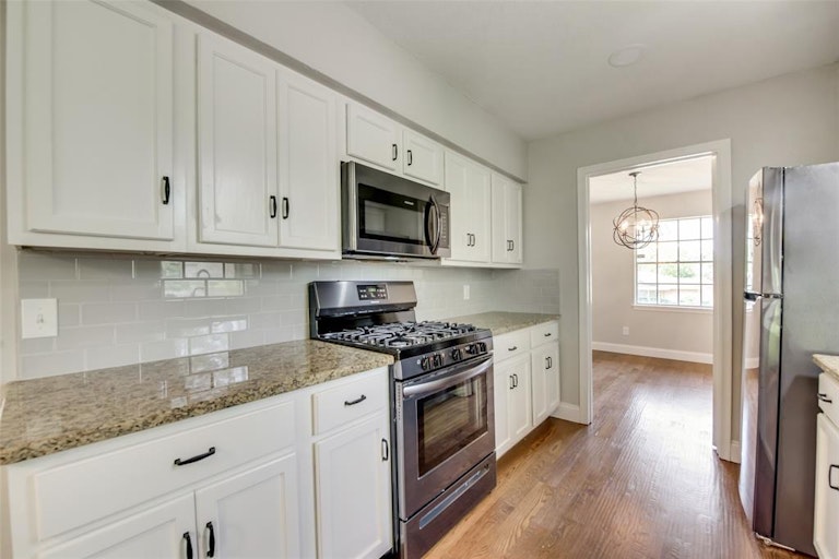 Photo 7 of 18 - 820 Ray Andra Dr, Desoto, TX 75115