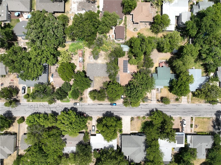 Photo 22 of 37 - 1800 Alguno Rd, Austin, TX 78757