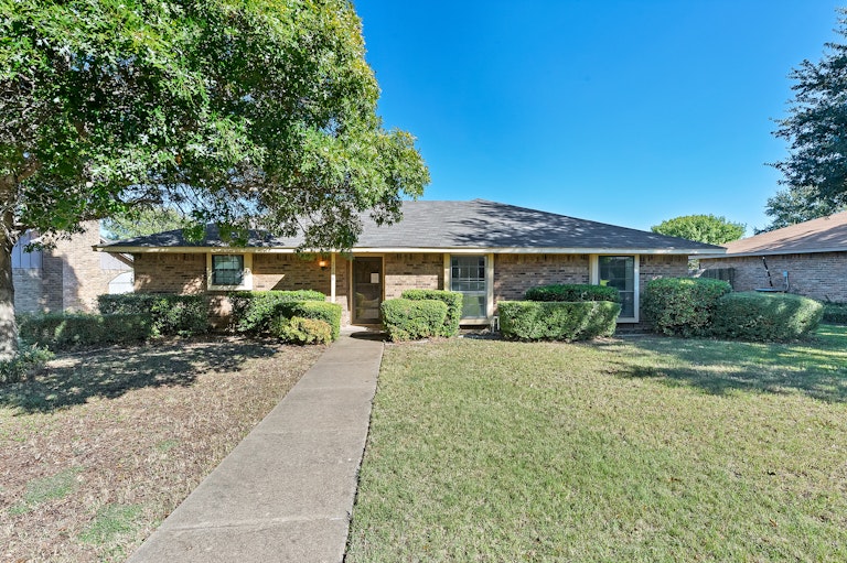 Photo 1 of 26 - 2006 Spindletop Dr, Duncanville, TX 75137