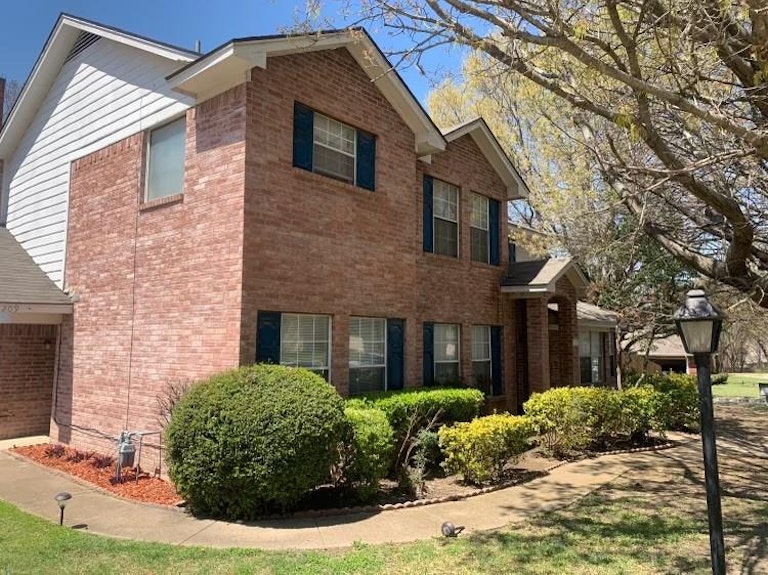 Photo 1 of 5 - 209 Idle Creek Ln, Desoto, TX 75115