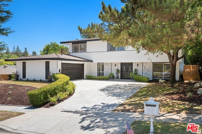Photo 1 of 37 - 22334 Liberty Bell Rd, Calabasas, CA 91302