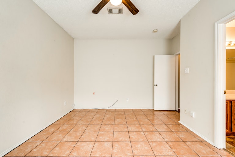 Photo 19 of 29 - 2736 Hidden Springs Dr, Mesquite, TX 75181