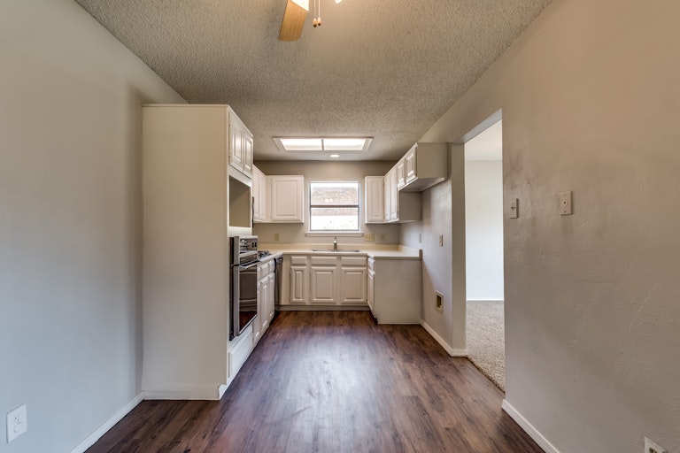 Photo 8 of 28 - 3917 Lois Cir, Rowlett, TX 75088