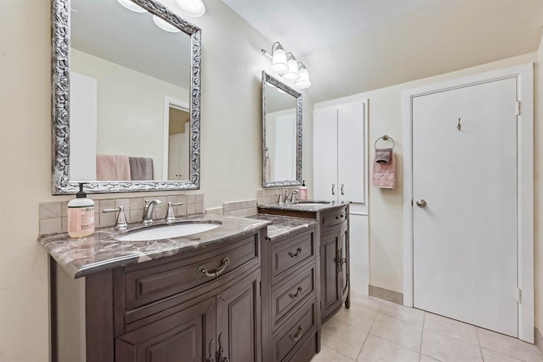 Photo 34 of 40 - 1220 Academy Dr, Arlington, TX 76013