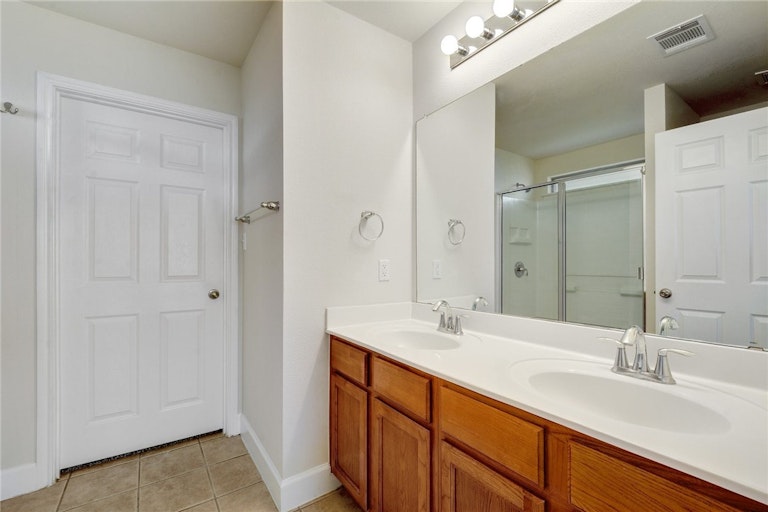 Photo 15 of 40 - 495 Sandstone Trl, Buda, TX 78610