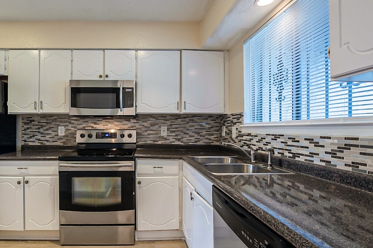 Photo 21 of 25 - 9326 Emberglow Ln, Dallas, TX 75243