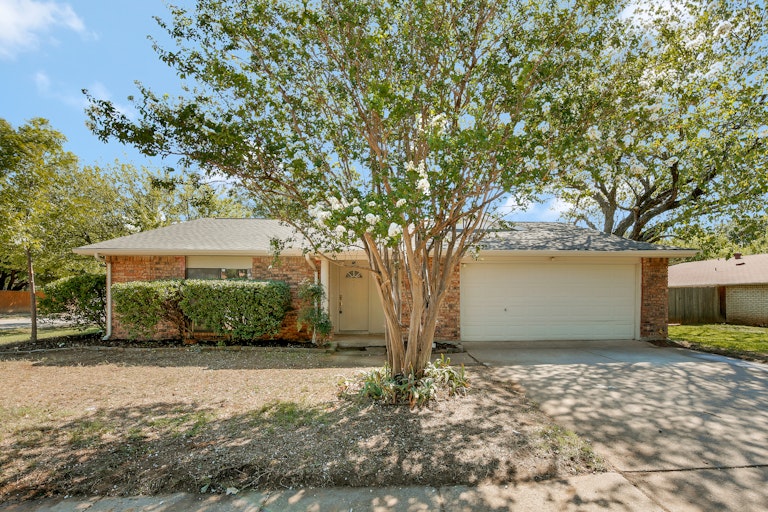 Photo 2 of 25 - 2324 Chinaberry Dr, Bedford, TX 76021
