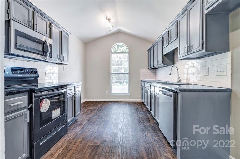 Photo 6 of 18 - 7731 Ivy Hollow Dr, Charlotte, NC 28227