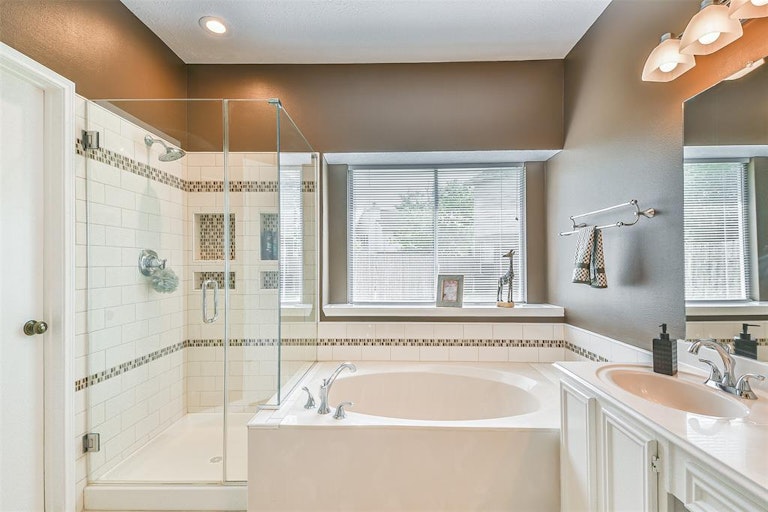 Photo 18 of 34 - 16026 Biscayne Shoals Dr, Friendswood, TX 77546