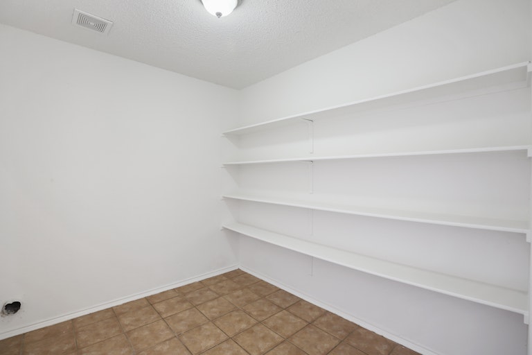 Photo 8 of 30 - 6904 Meadow Way Ln, Fort Worth, TX 76179
