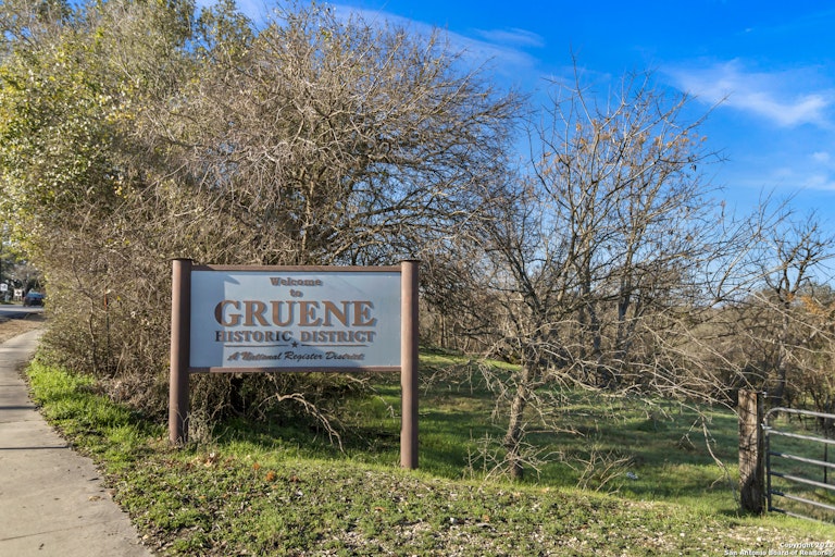 Photo 5 of 11 - 2139 Meadow Way St, New Braunfels, TX 78132