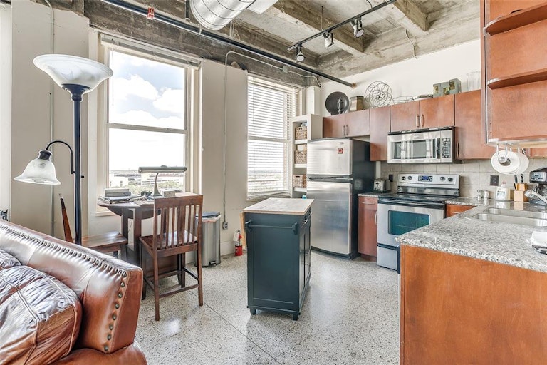 Photo 12 of 30 - 221 W Lancaster Ave #7010, Fort Worth, TX 76102