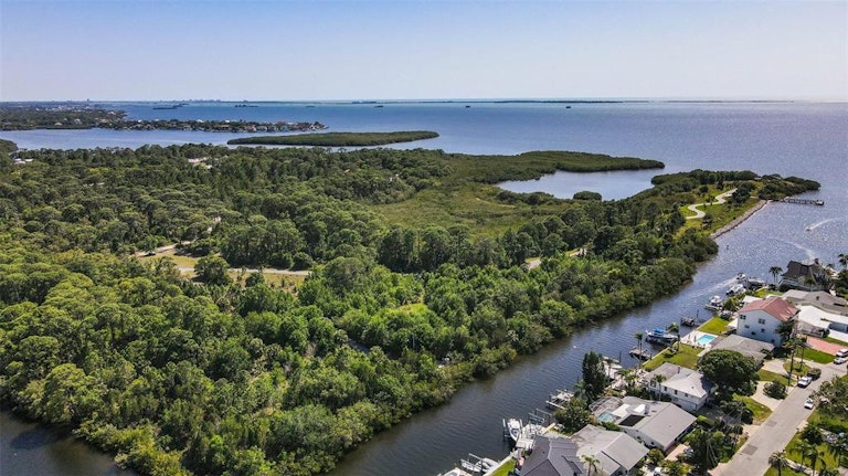 Photo 8 of 42 - 372 Westwinds Dr, Palm Harbor, FL 34683